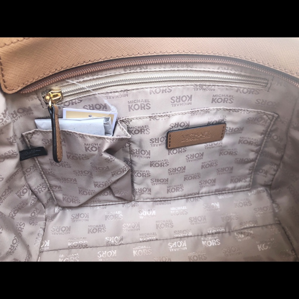 Gaby’sBags👜💕- NWT Michael Kors Large Chain Purse - Picture 6 of 8